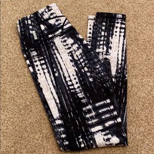 Zella Black and White abstract Patterned high waisted Leggings